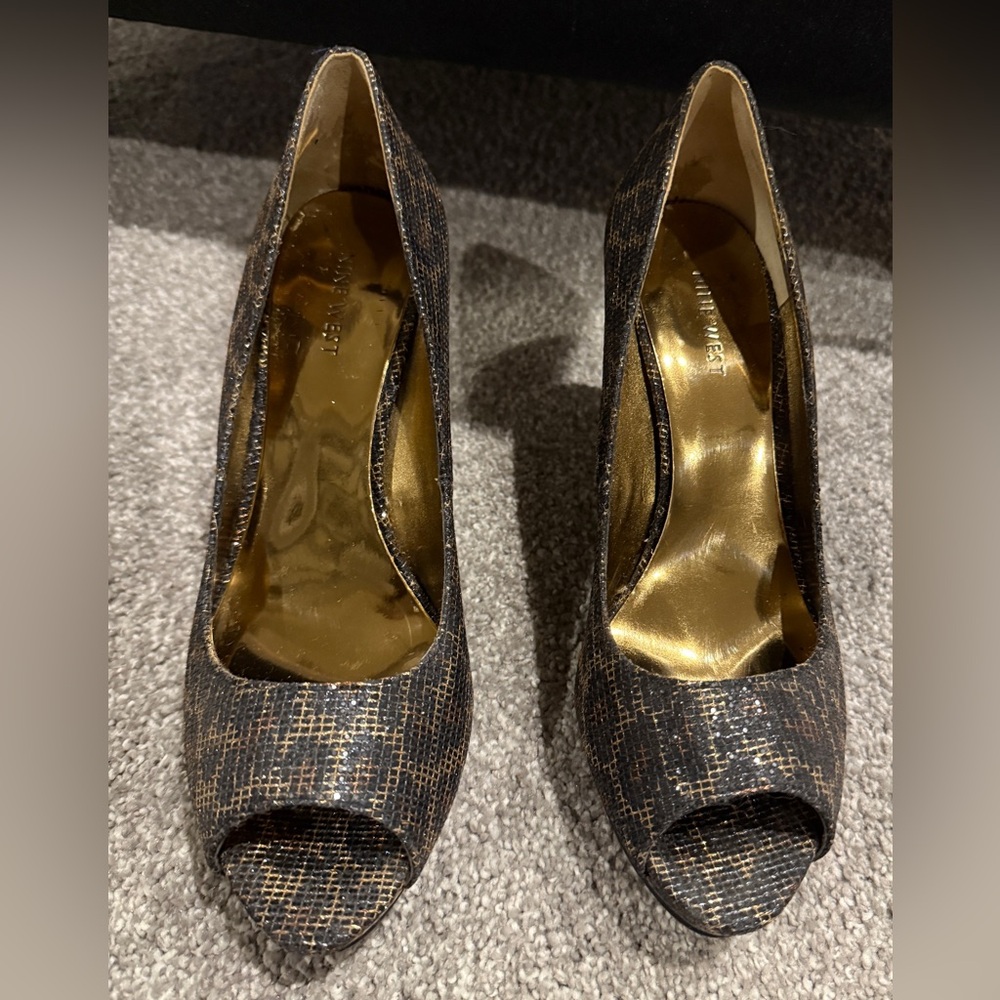 Nine West “Danee” Black Stiletto peep toe pumps, Metallic Animal Print, Size 9